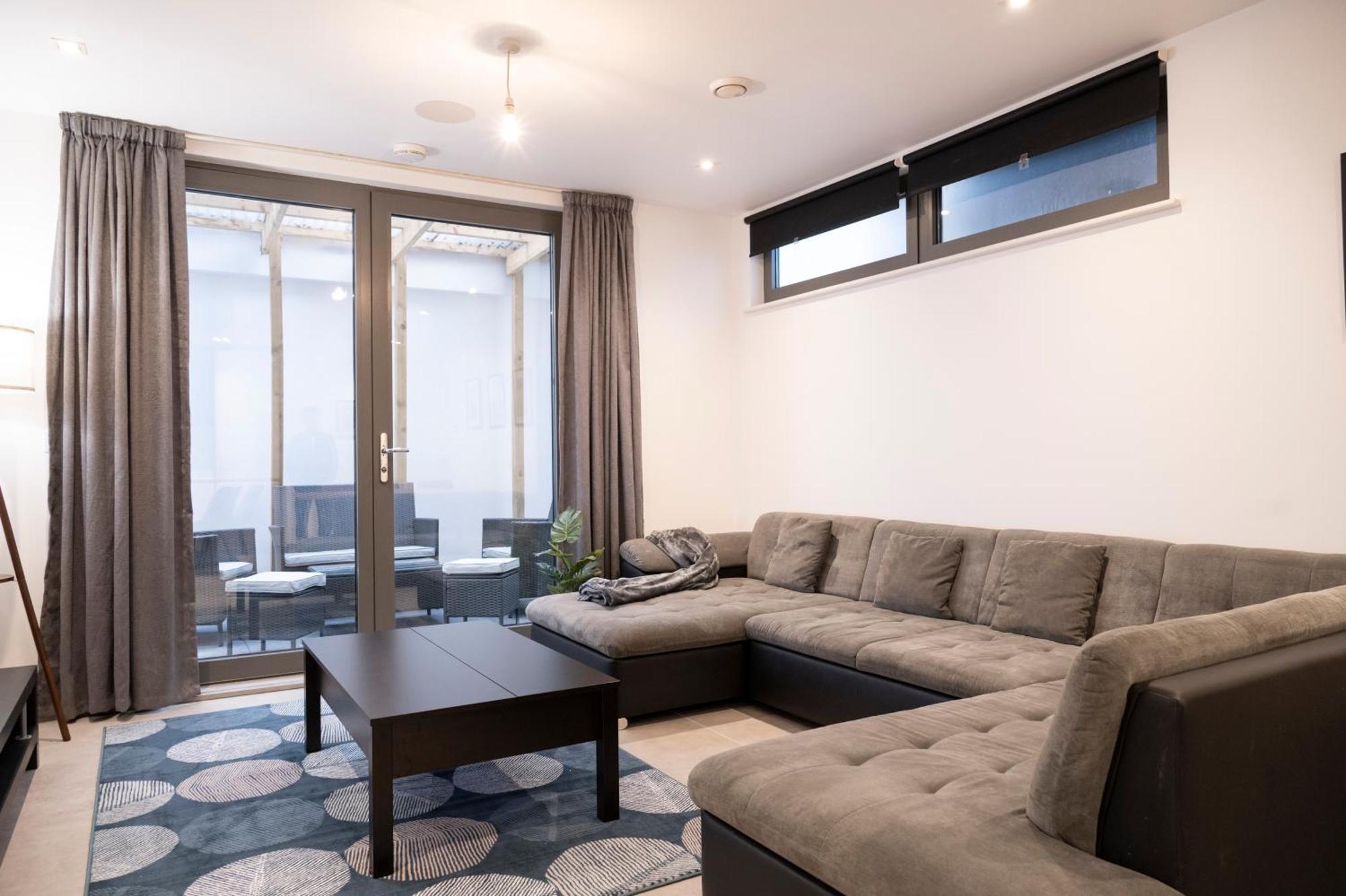 Apartment Newly Furnished W/ Patios - Hampstead Heath *