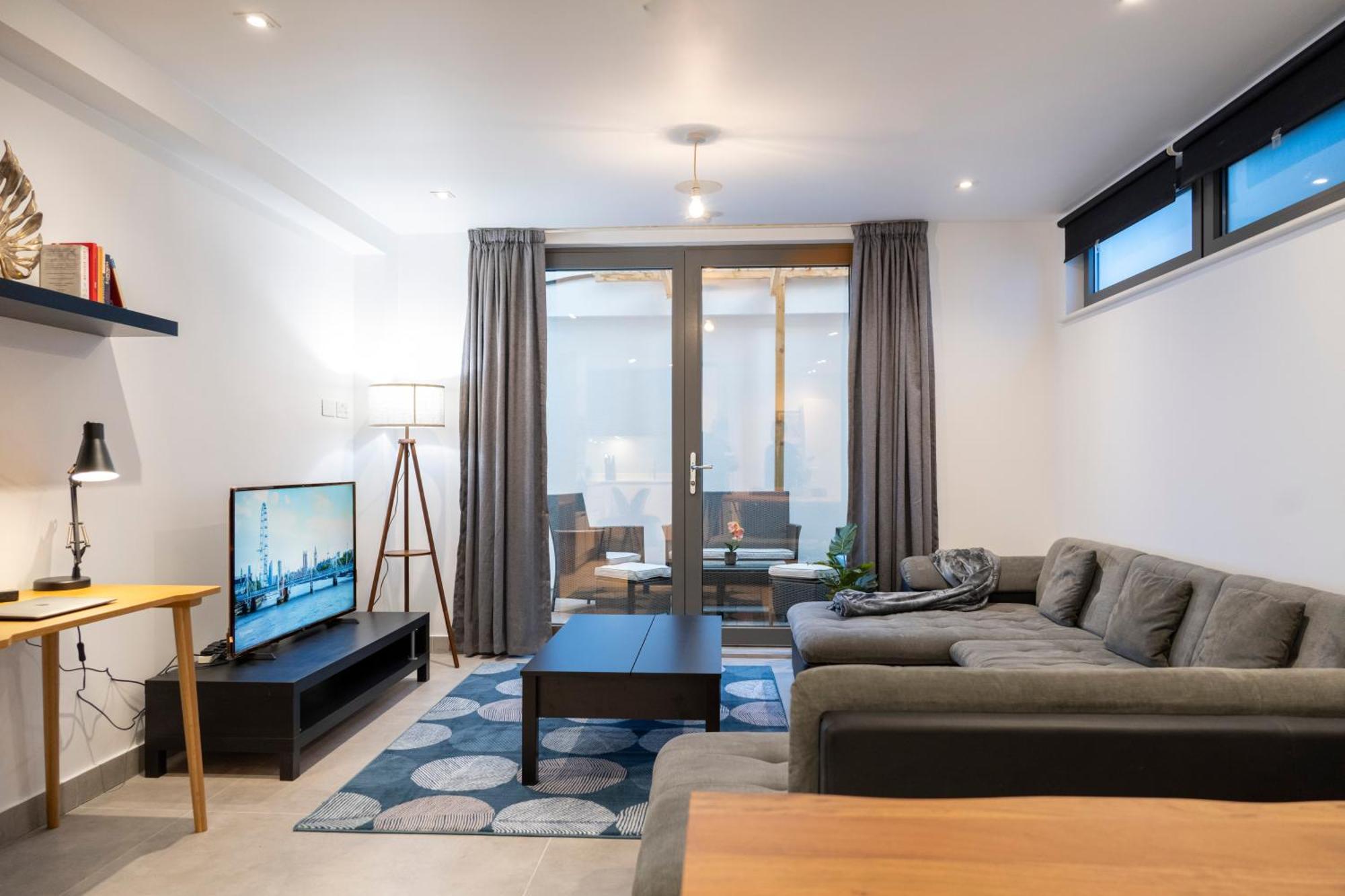 Newly Furnished W/ Patios - Hampstead Heath Apartment London