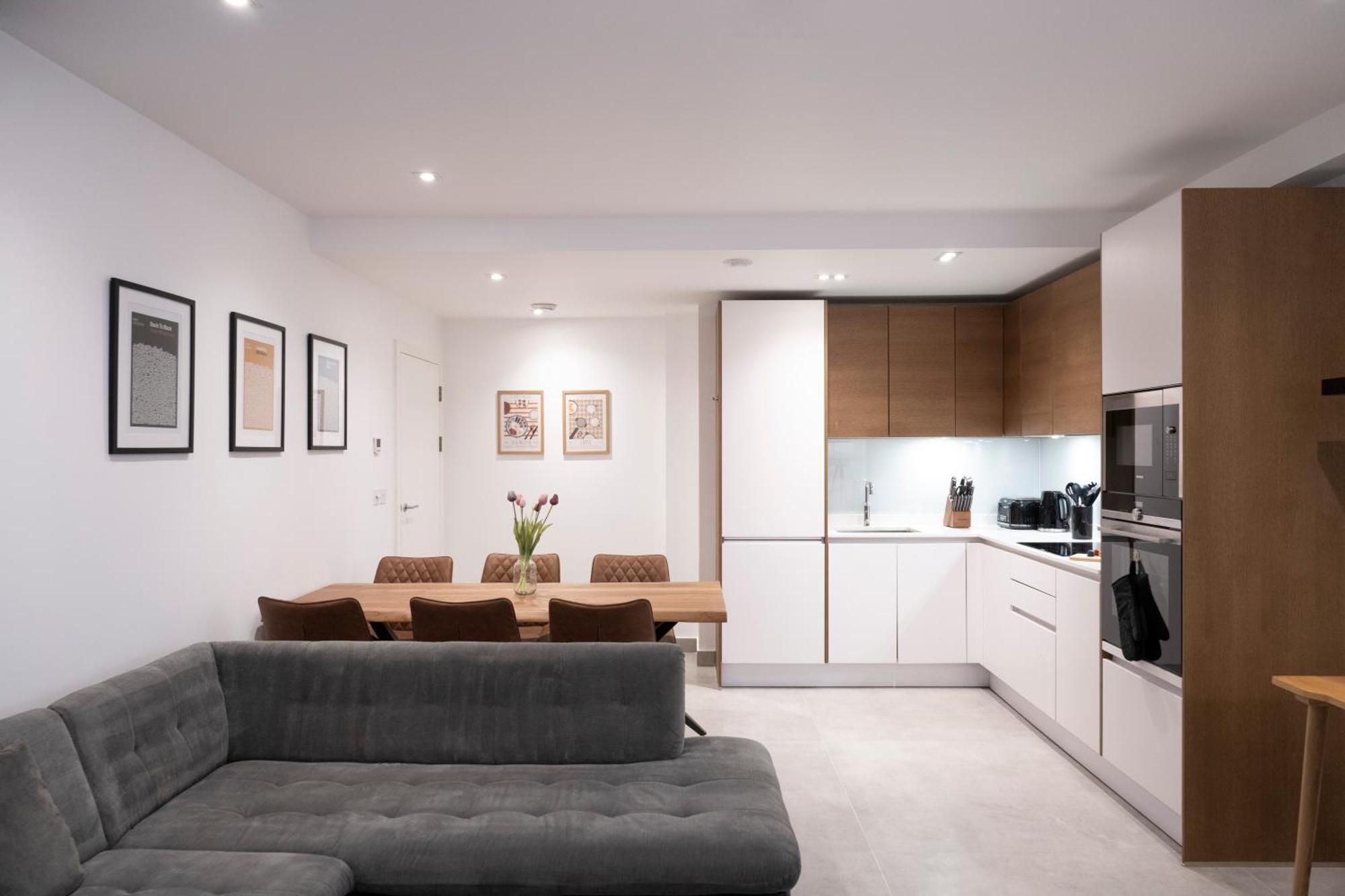 Apartment Newly Furnished W/ Patios - Hampstead Heath *