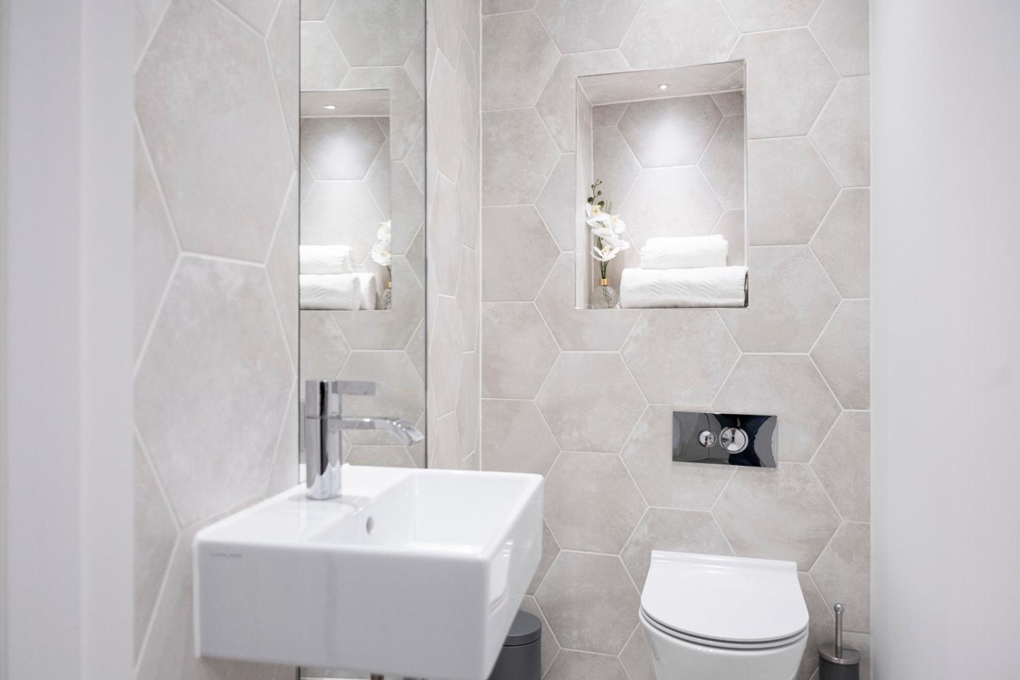 Newly Furnished W/ Patios - Hampstead Heath Apartment *