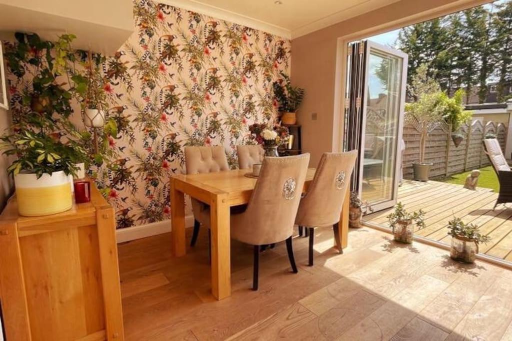 Luxury 4 Bed 2 Bath House With Garden Near Wimbledon Holiday home London