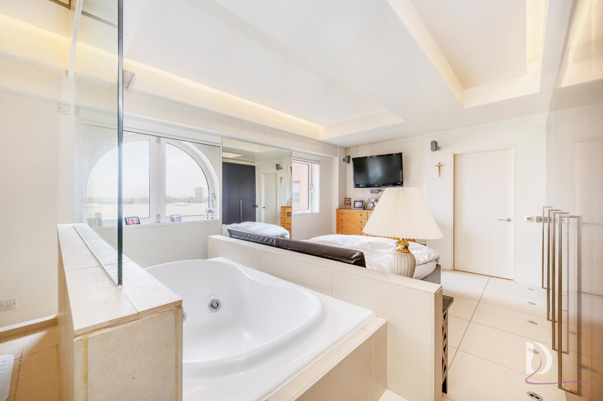 Beautiful 1 Bed On The River