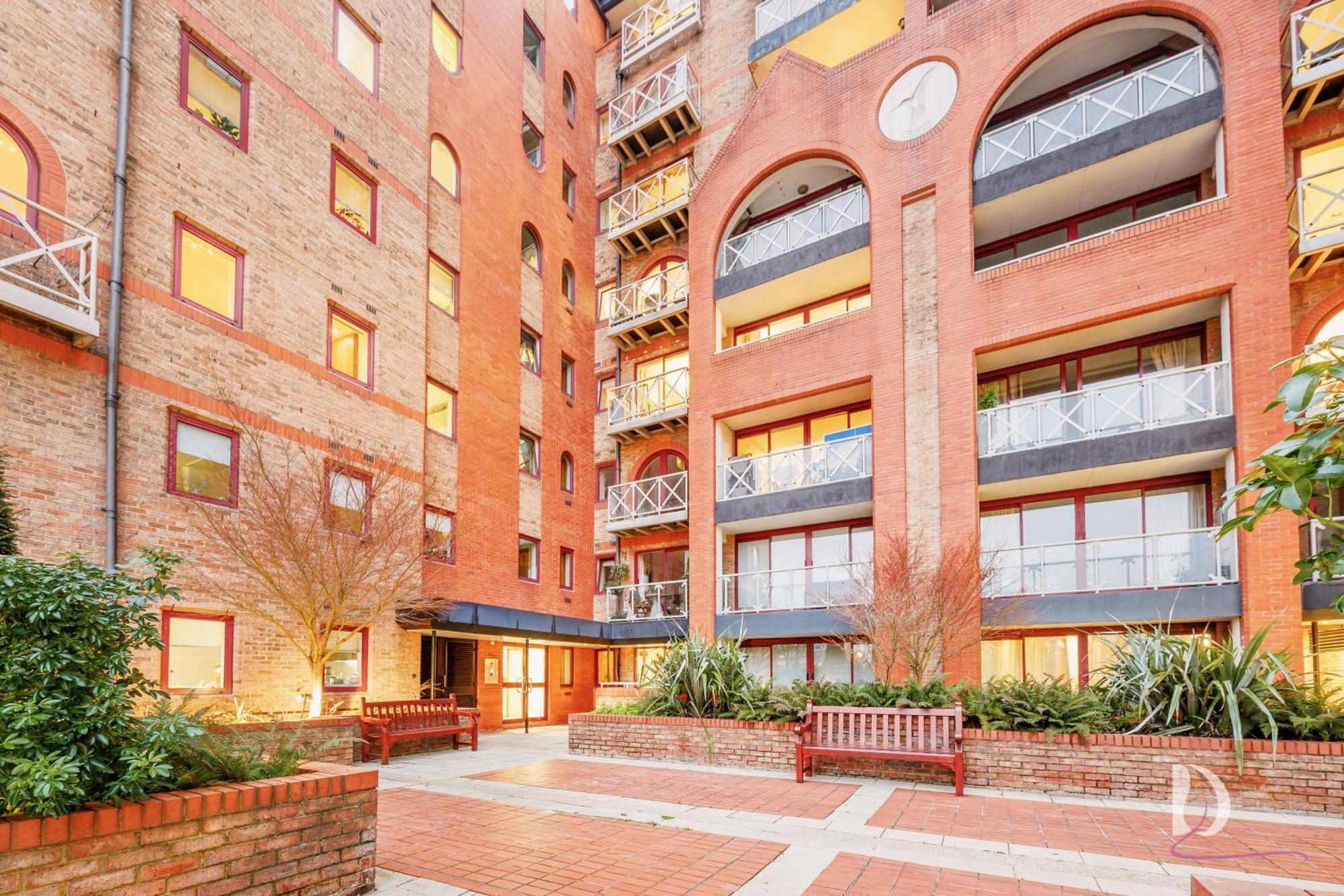 Beautiful 1 Bed On The River *