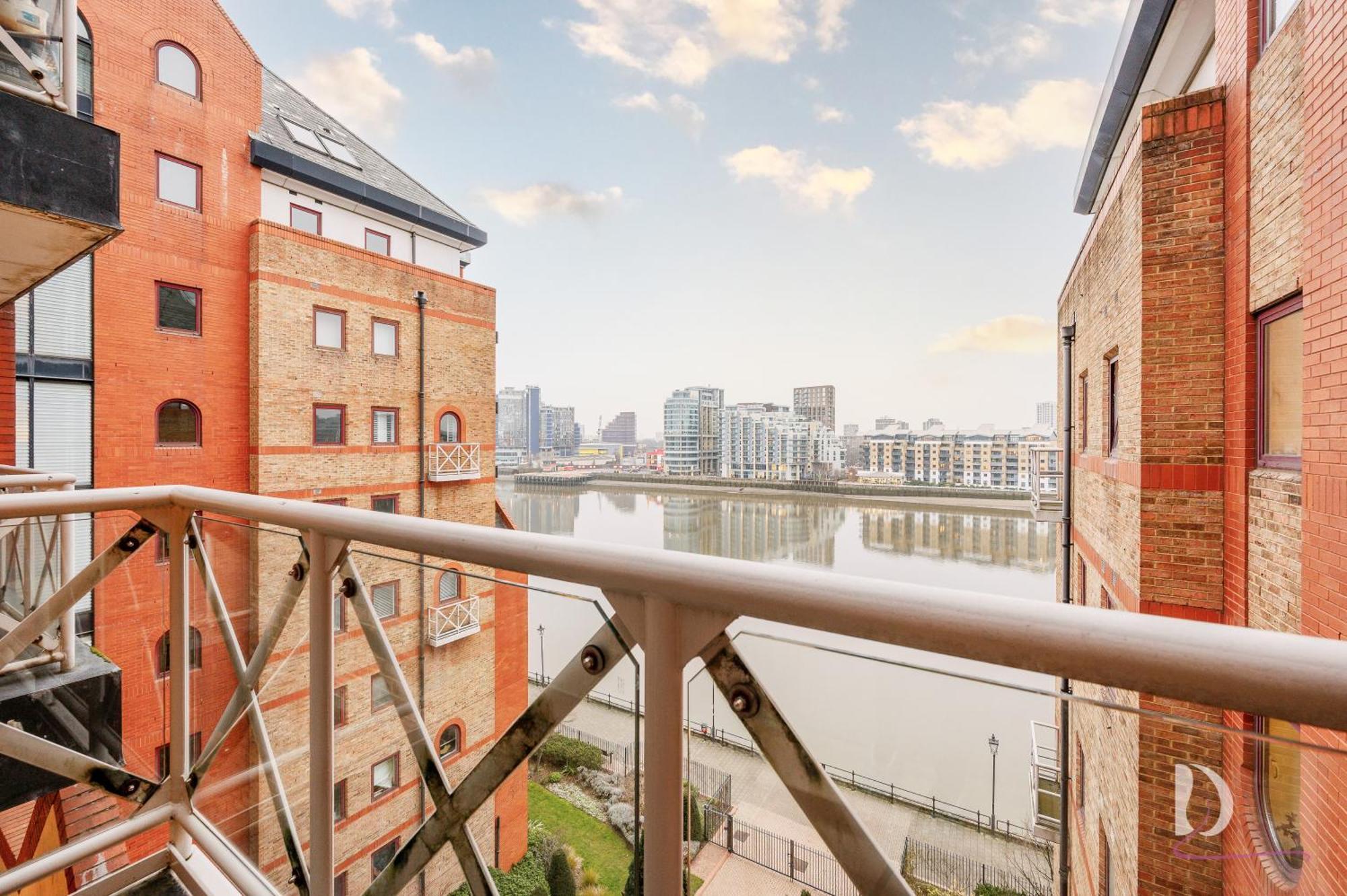 Beautiful 1 Bed On The River Apartment *