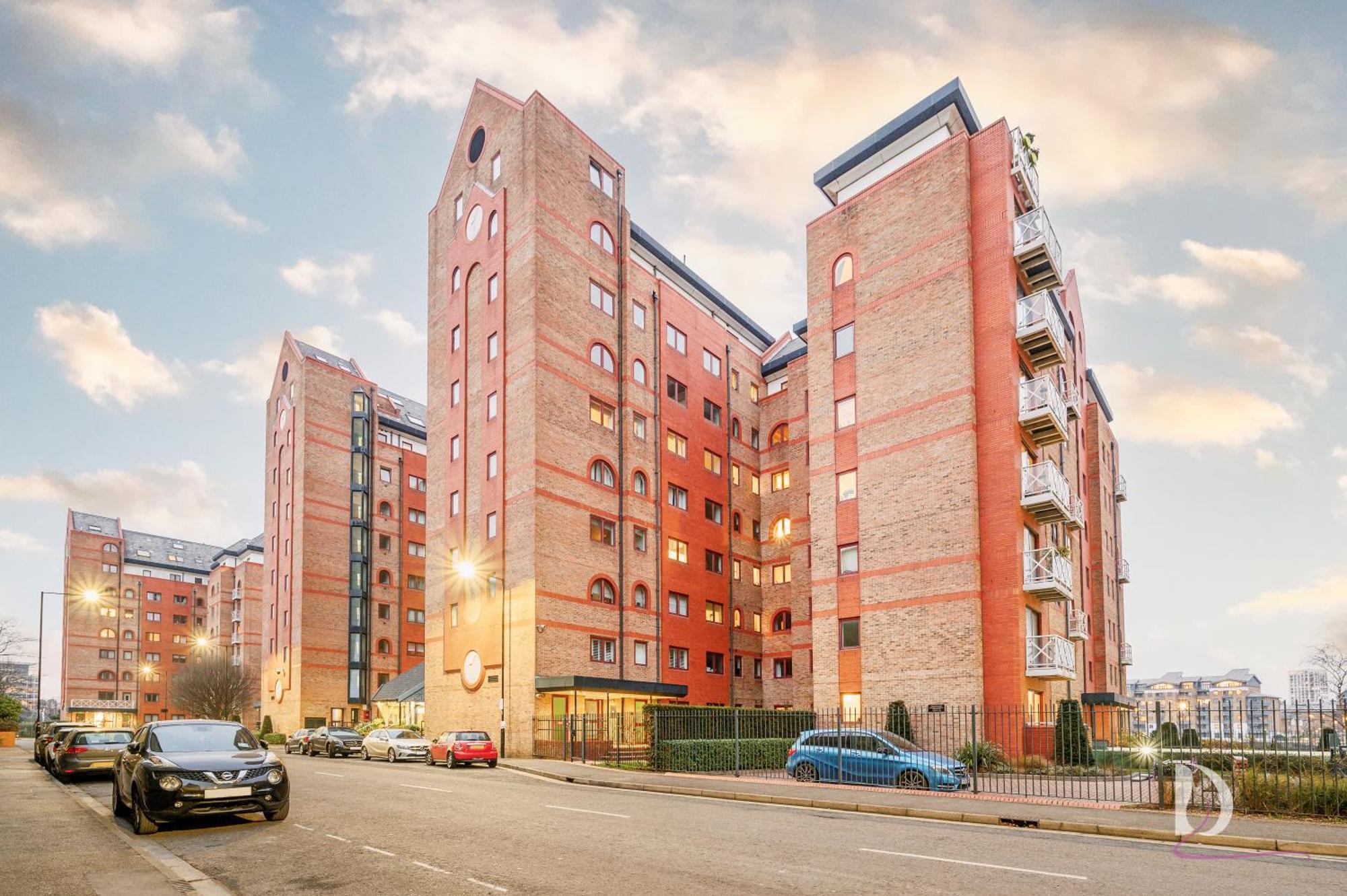 Beautiful 1 Bed On The River Apartment