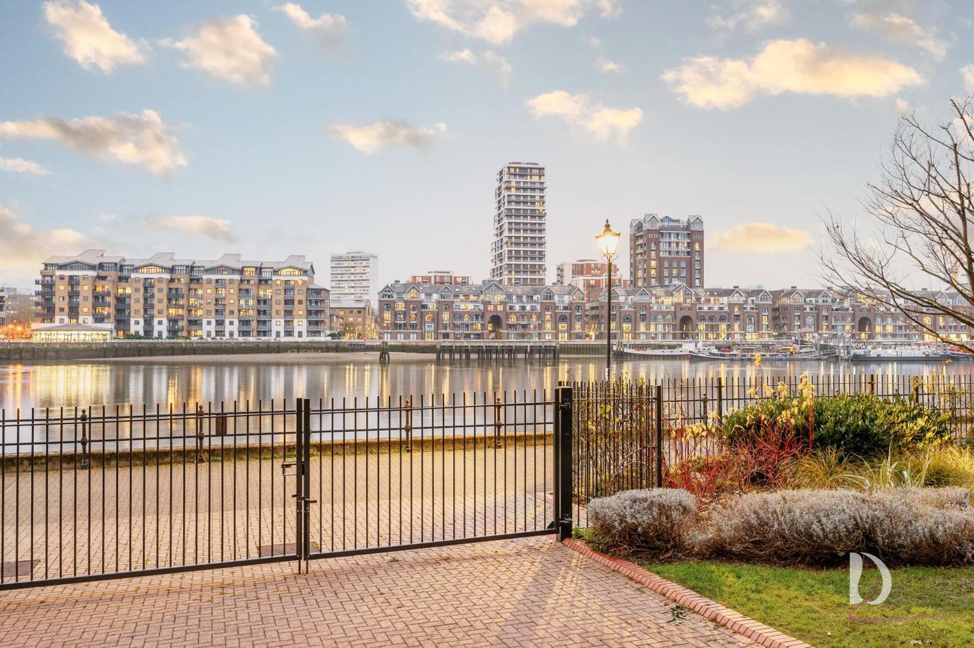 Beautiful 1 Bed On The River