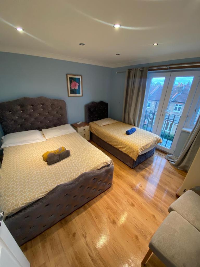 Three Bedroom Flat, Camborne Avenue W13 *