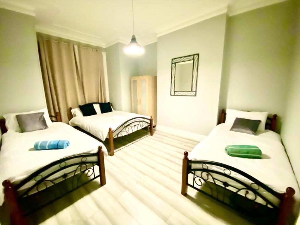 Apartment One Bedroom Ground Floor In London