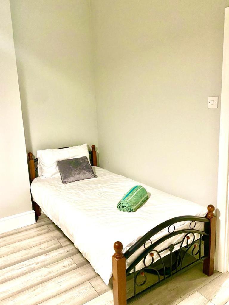 One Bedroom Ground Floor Flat In Apartamento Londres