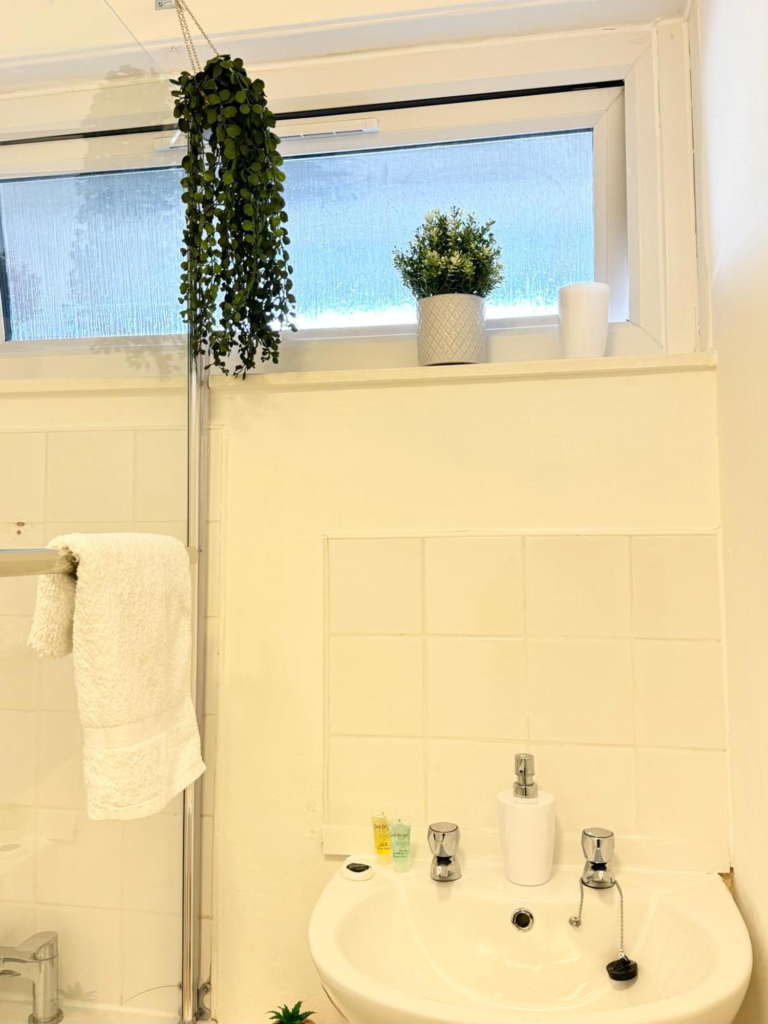 Stunning Apartment, Sleeps 4, London, 1 Bedroom, Zone 1, Kennington - Open For Business Stays, Long And Families Relocating London