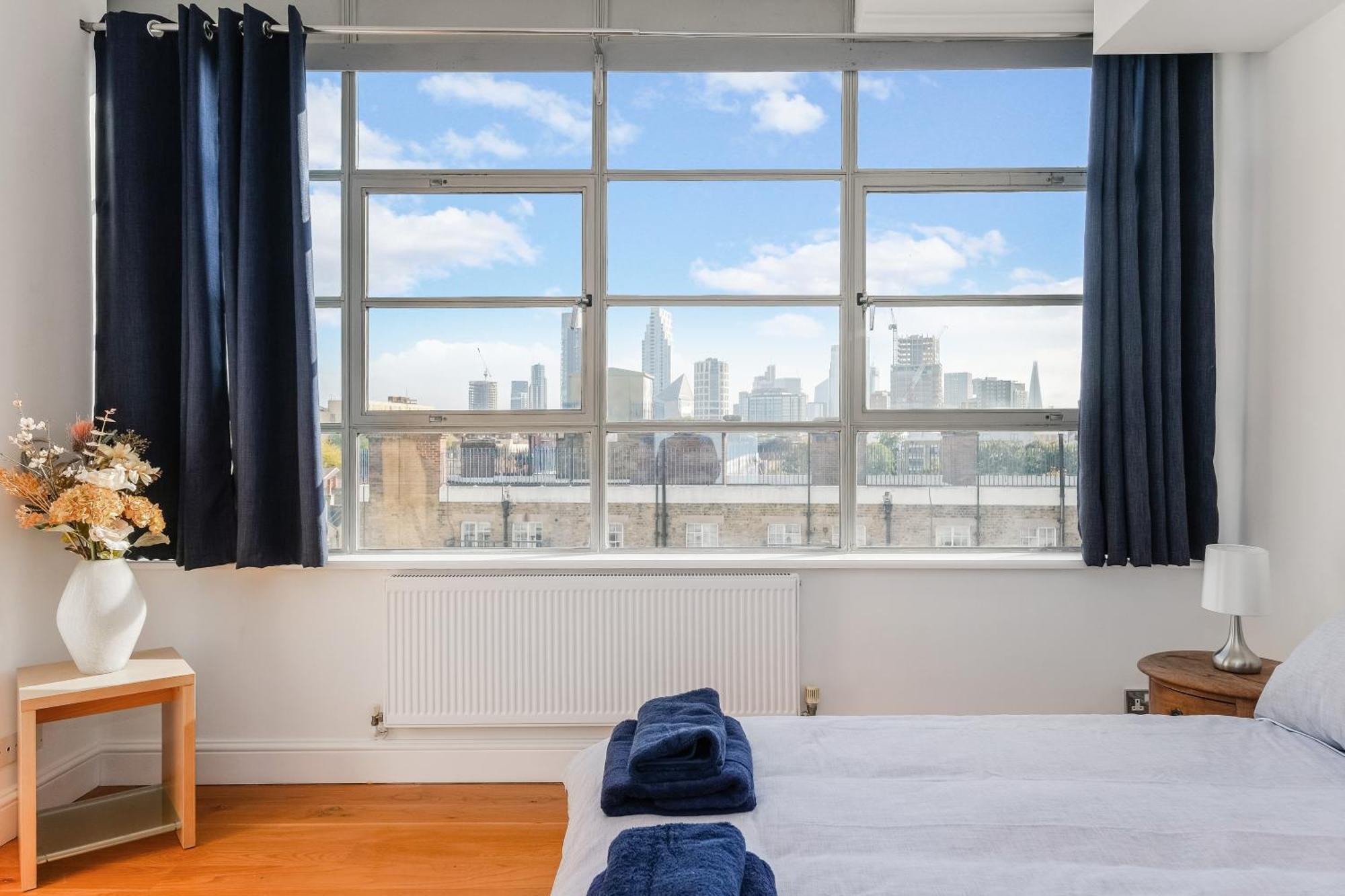 Stylish 2 Bed Flat In Canal Side Gated Development Apartamento