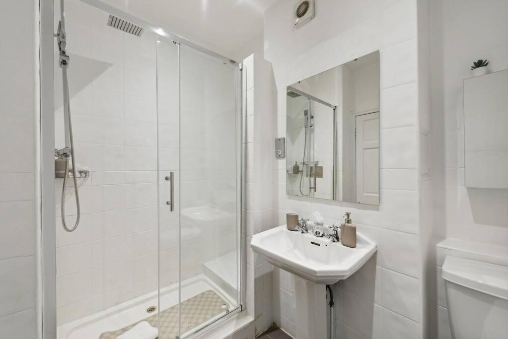 Chelsea Superior - 10 Minutes From Stadium Apartment