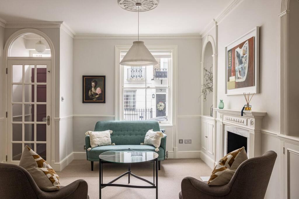 A Grand Four Bedroom Townhouse At Knightsbridge London