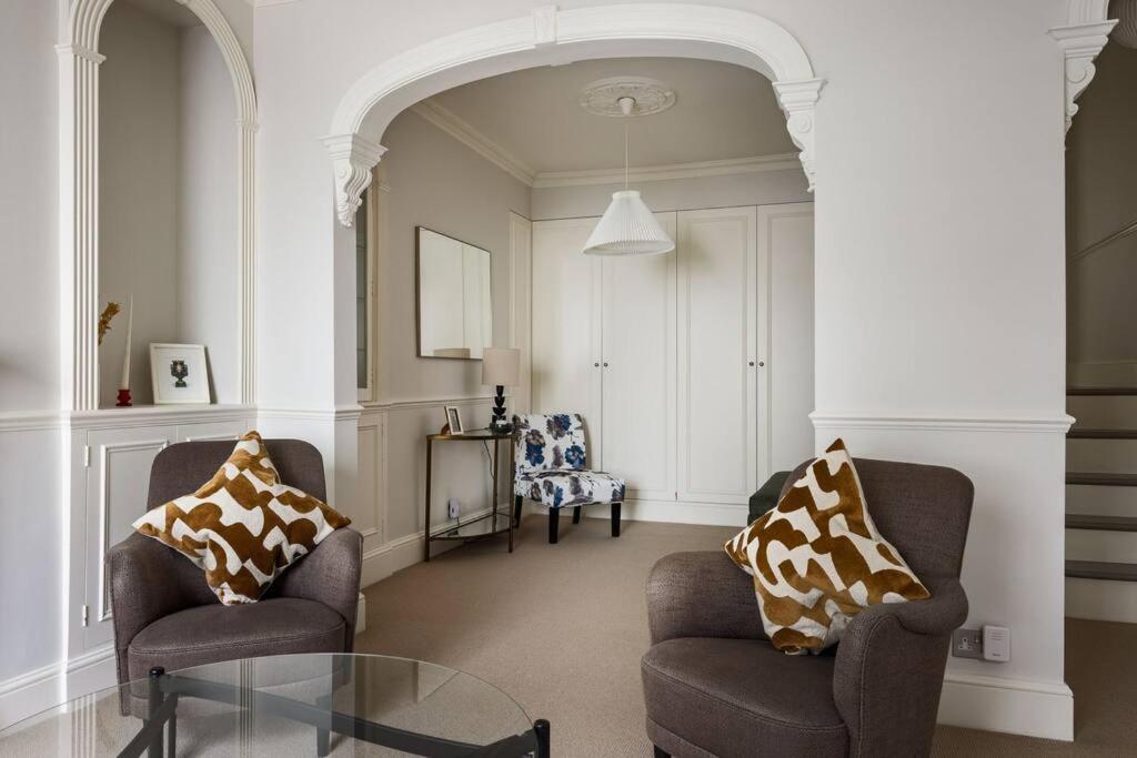 A Grand Four Bedroom Townhouse At Knightsbridge Apartment