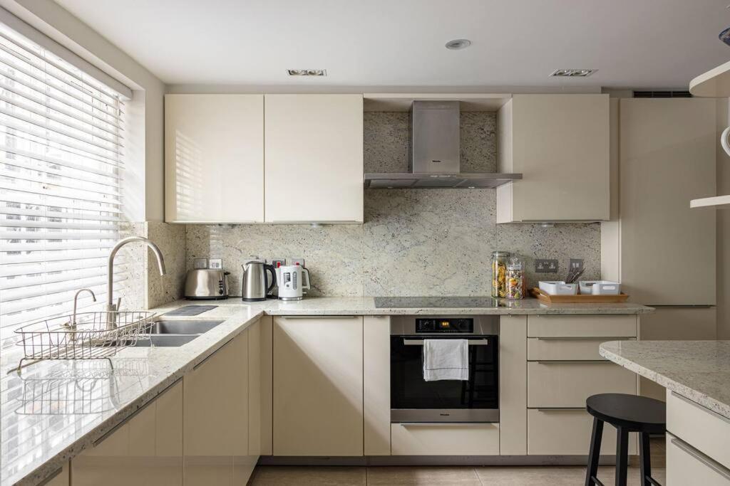 Apartment A Grand Four Bedroom Townhouse At Knightsbridge *