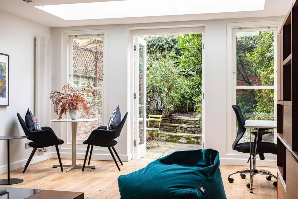 A Grand Four Bedroom Townhouse At Knightsbridge Apartment