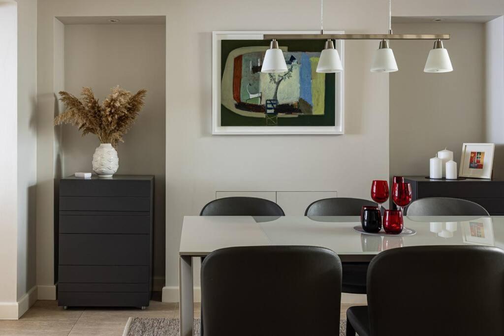 A Grand Four Bedroom Townhouse At Knightsbridge Apartment