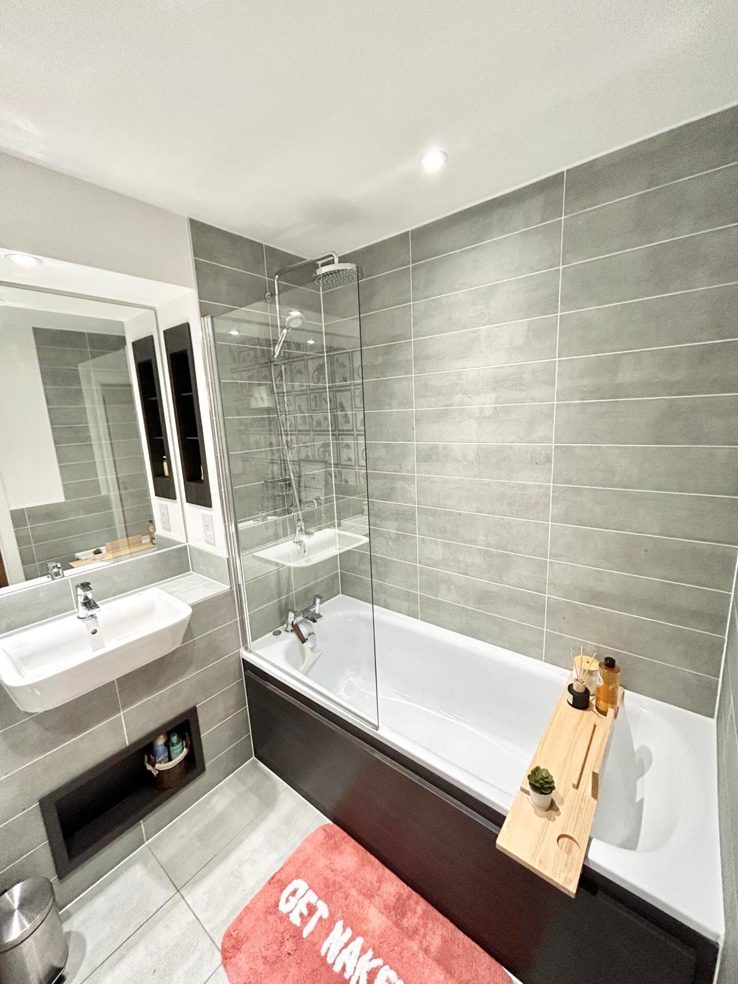 Canary Wharf, Sleeps 4, Fast Wifi, Gym, Prime Location Apartment