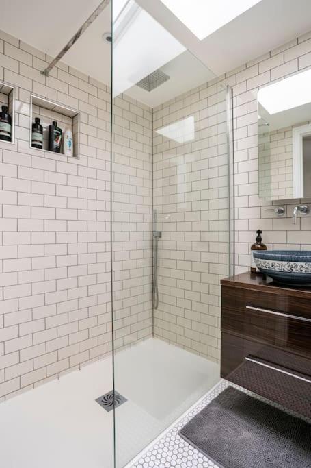 North East Loft Apartment. Stoke Newington. London