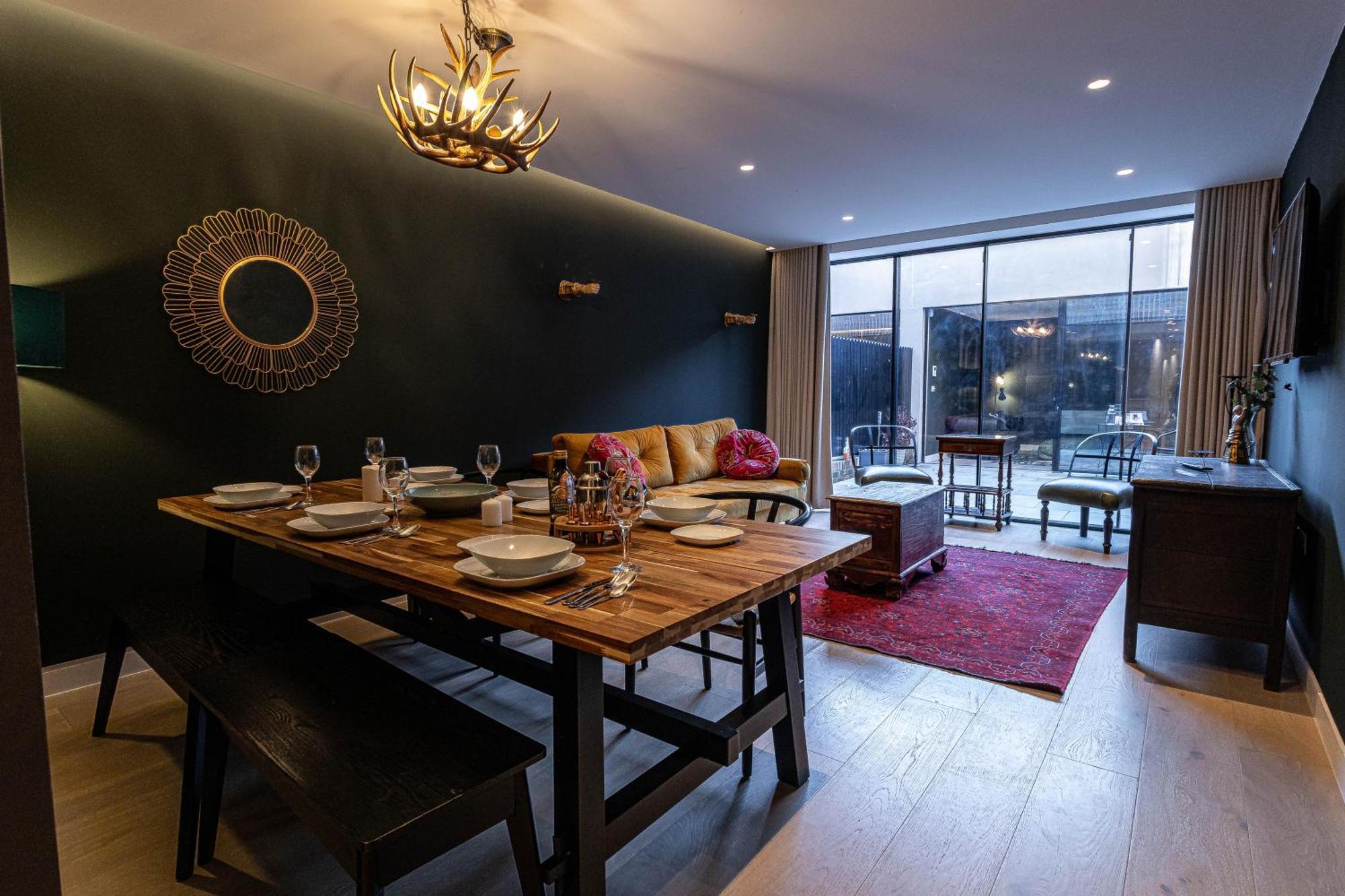 The Arches Luxurious Three Bedroom Close To Hampstead Heath With Garden Balcony And Courtyard Apartment
