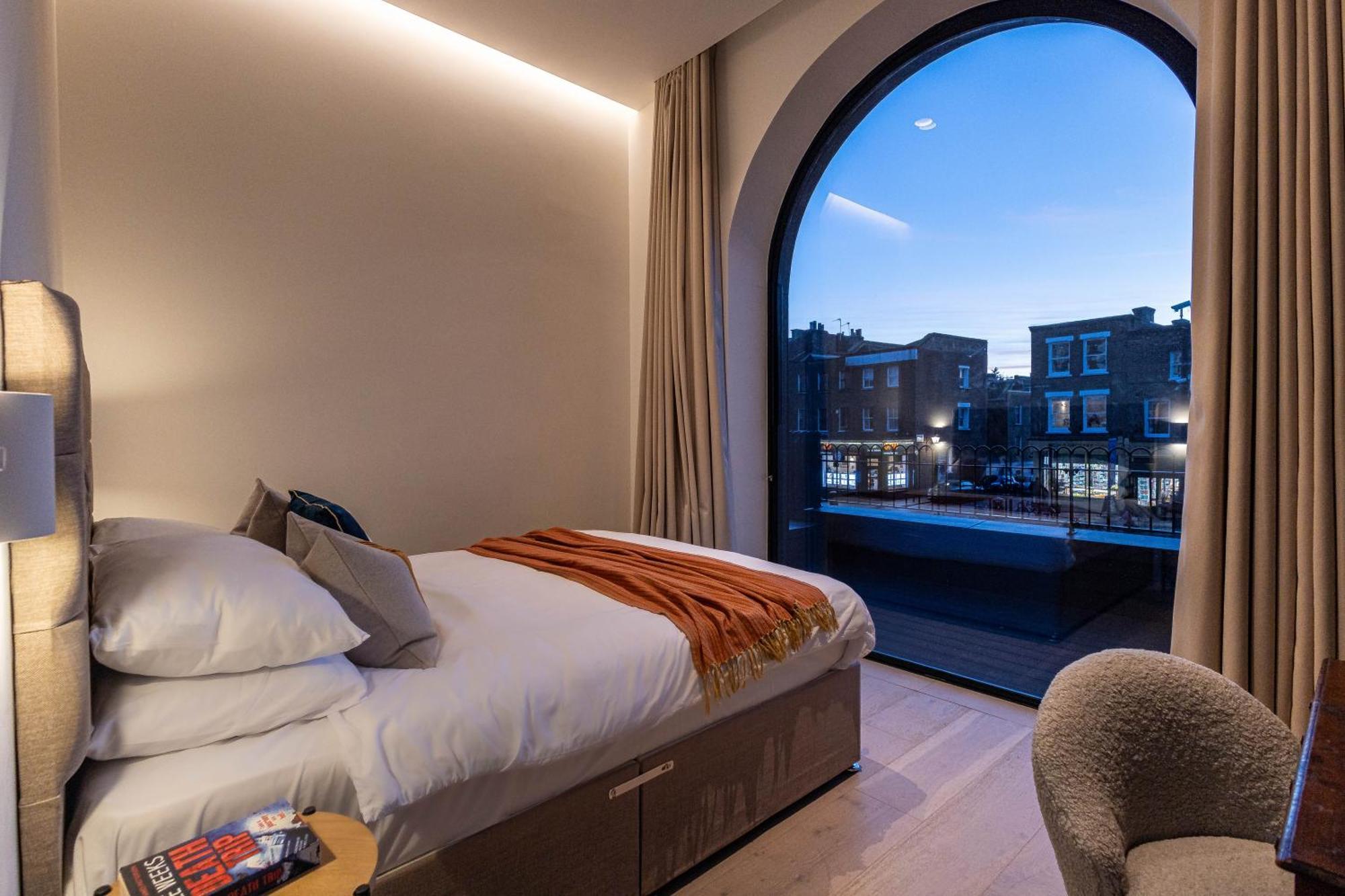 The Arches Luxurious Three Bedroom Close To Hampstead Heath With Garden Balcony And Courtyard Apartment London