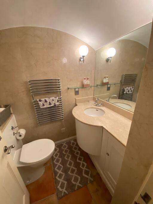Apartamento Spacious Flat In The Desirable Area Of *