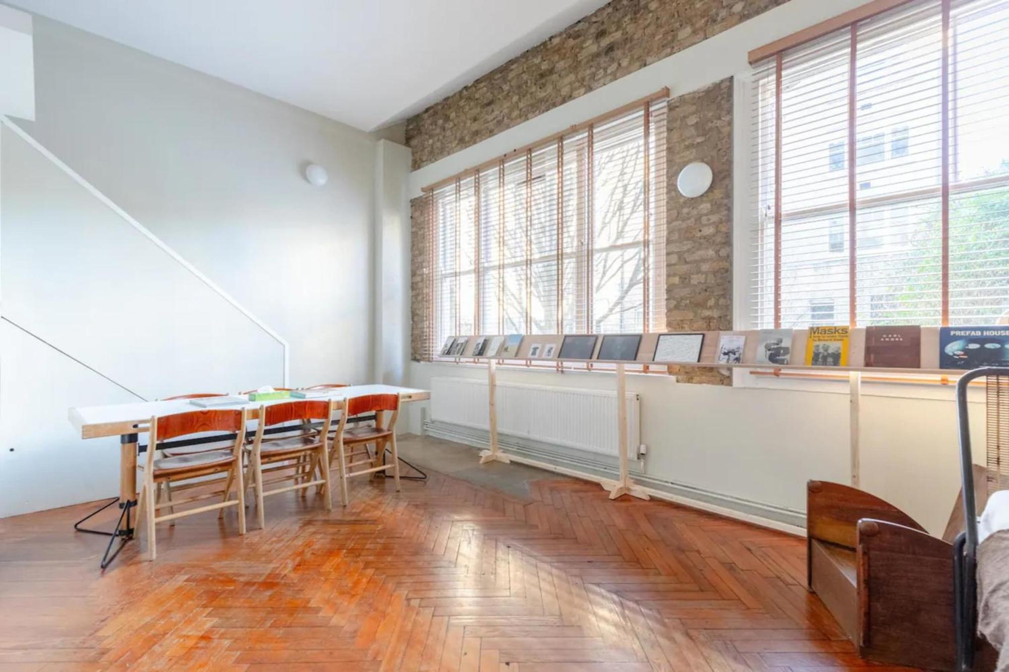 Tastefully Curated Mezzanine Flat Hackney! Londen