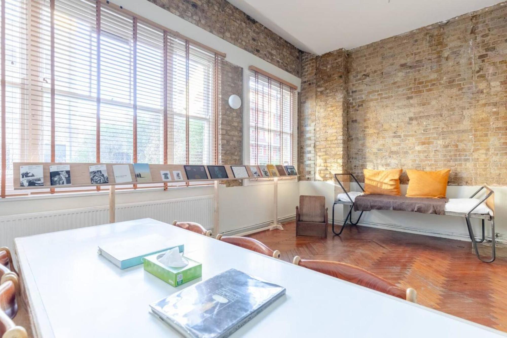 Tastefully Curated Mezzanine Flat Hackney! * Londen