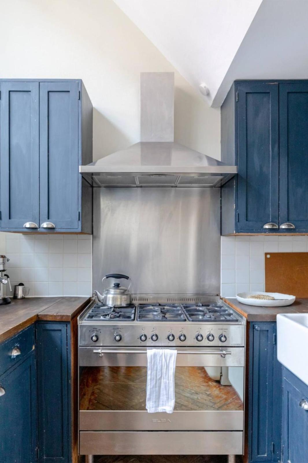 Tastefully Curated Mezzanine Flat Hackney! * Londen