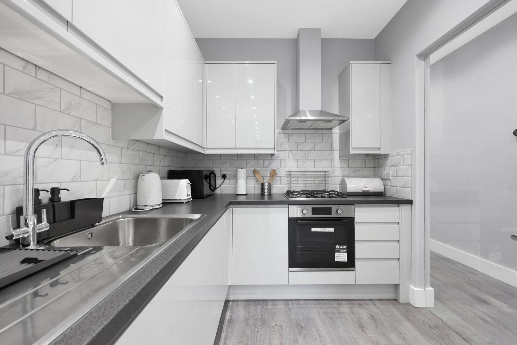 Your Cosy Modern 2 Double Bedroom Full Kitchen & Parking 5 Min Walk To Station Apartamento *