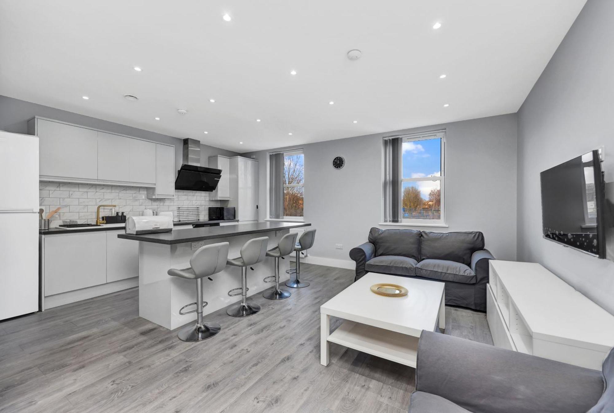 Your Cosy Modern 2 Double Bedroom Full Kitchen & Parking 5 Min Walk To Station *