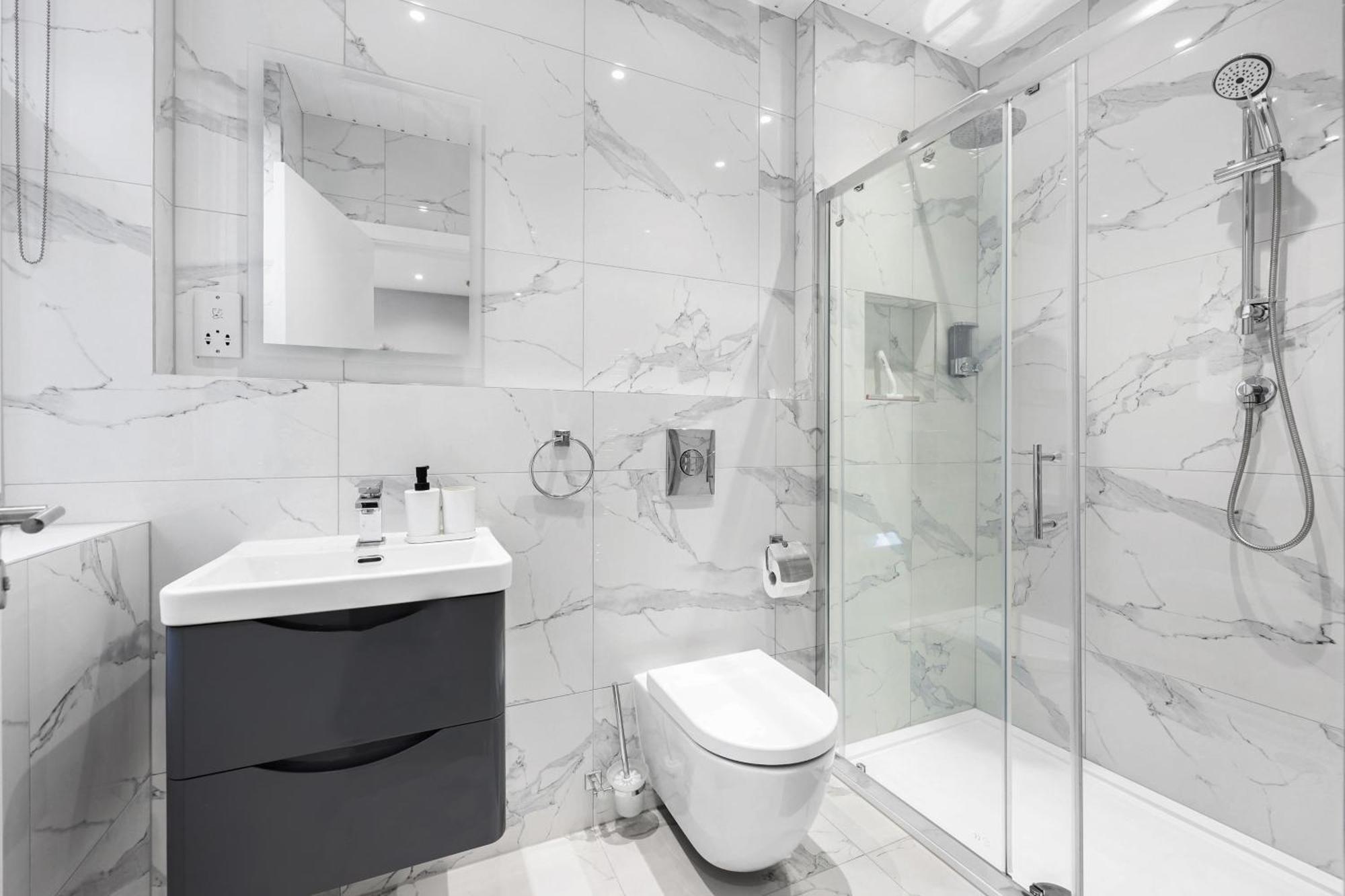 Your Cosy Modern 2 Double Bedroom Full Kitchen & Parking 5 Min Walk To Station * Londres