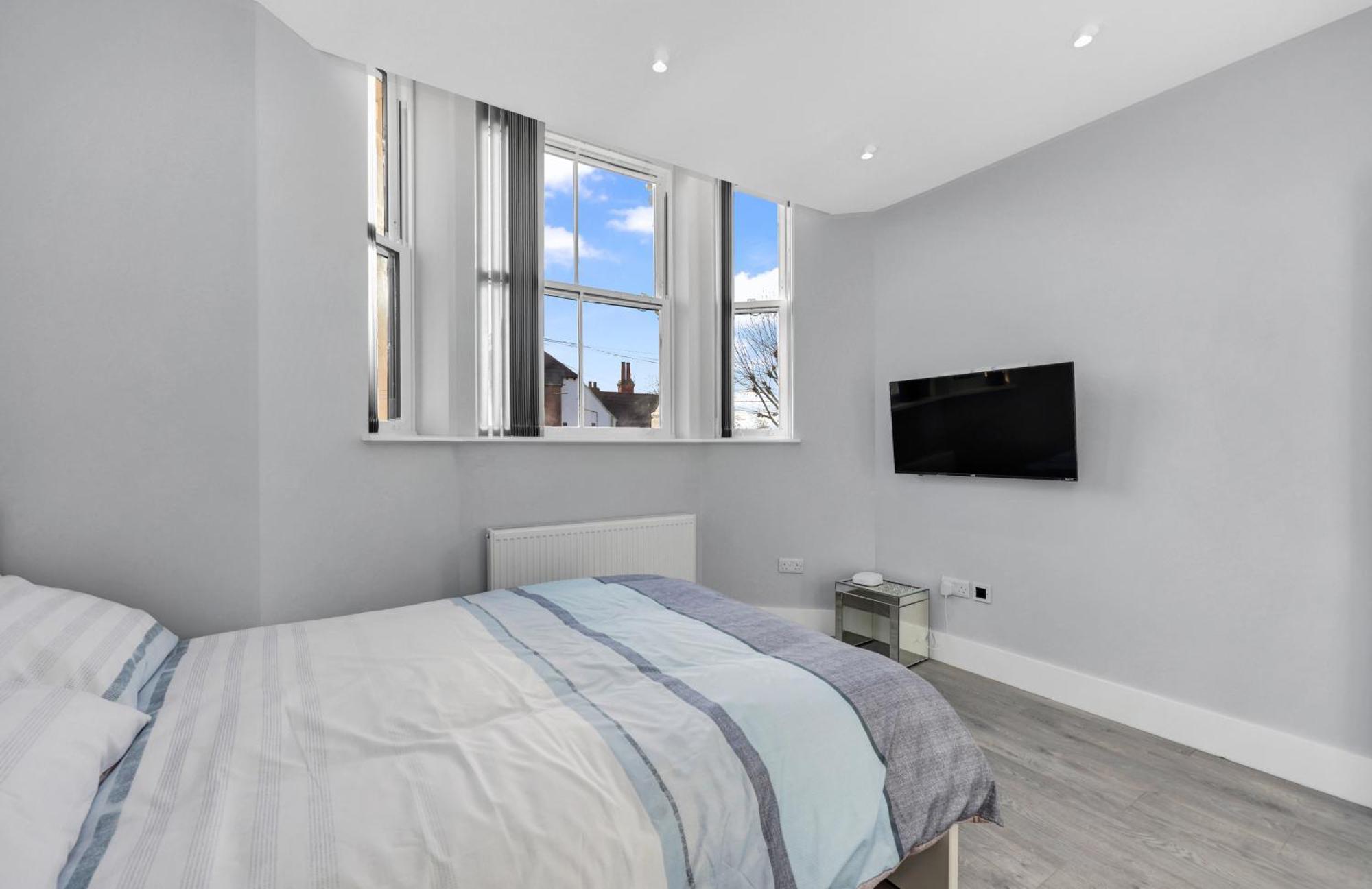 Your Cosy Modern 2 Double Bedroom Full Kitchen & Parking 5 Min Walk To Station *