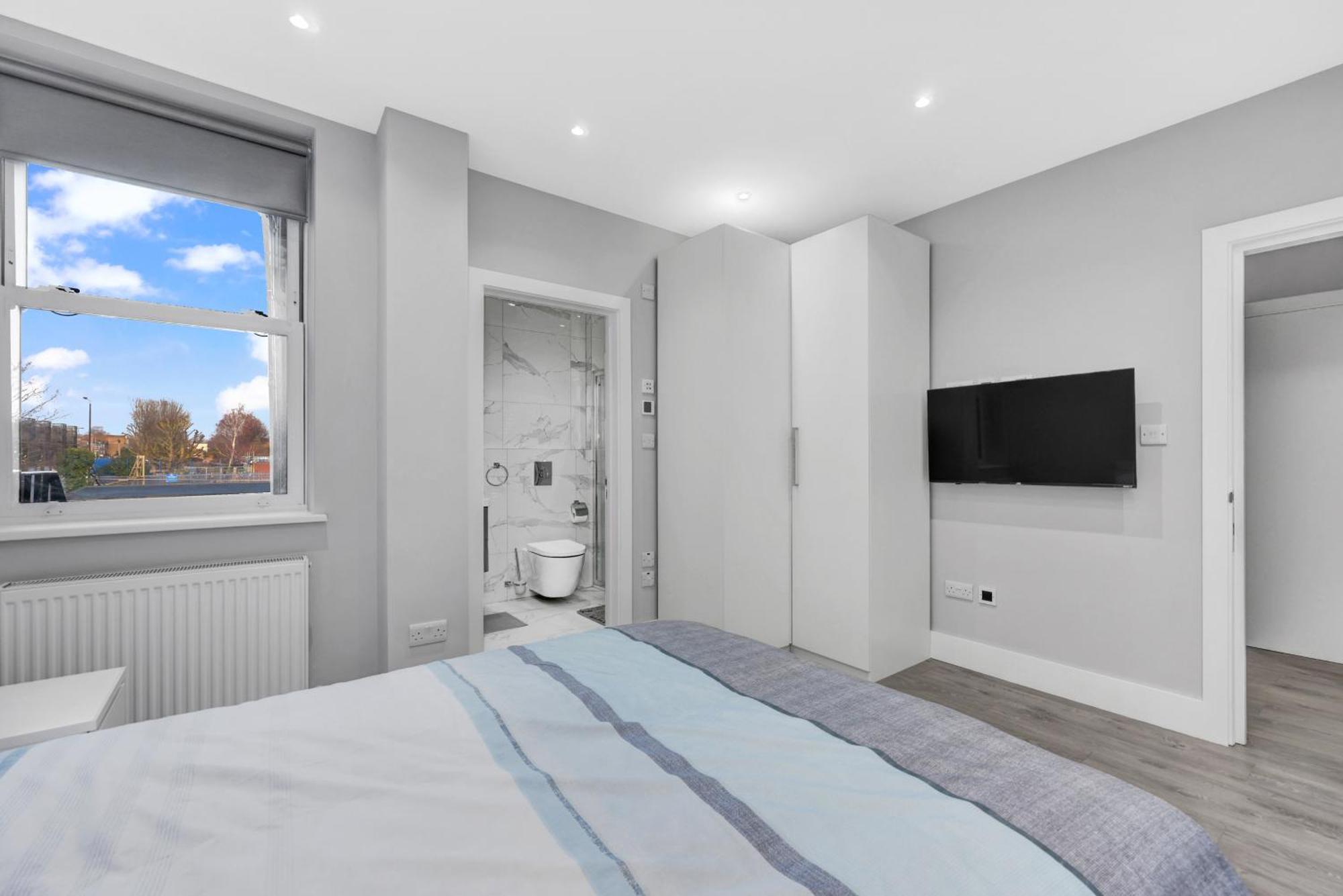 Your Cosy Modern 2 Double Bedroom Full Kitchen & Parking 5 Min Walk To Station Apartamento
