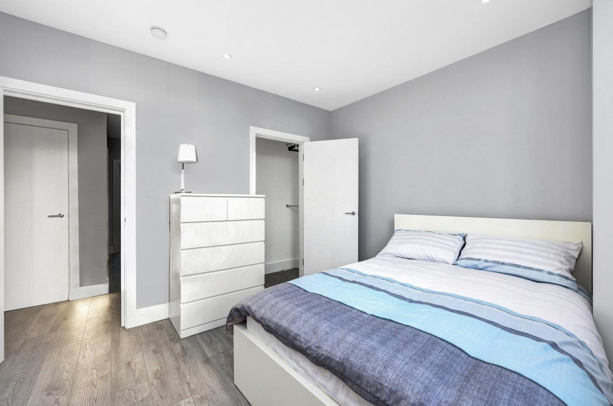 Your Cosy Modern 2 Double Bedroom Full Kitchen & Parking 5 Min Walk To Station