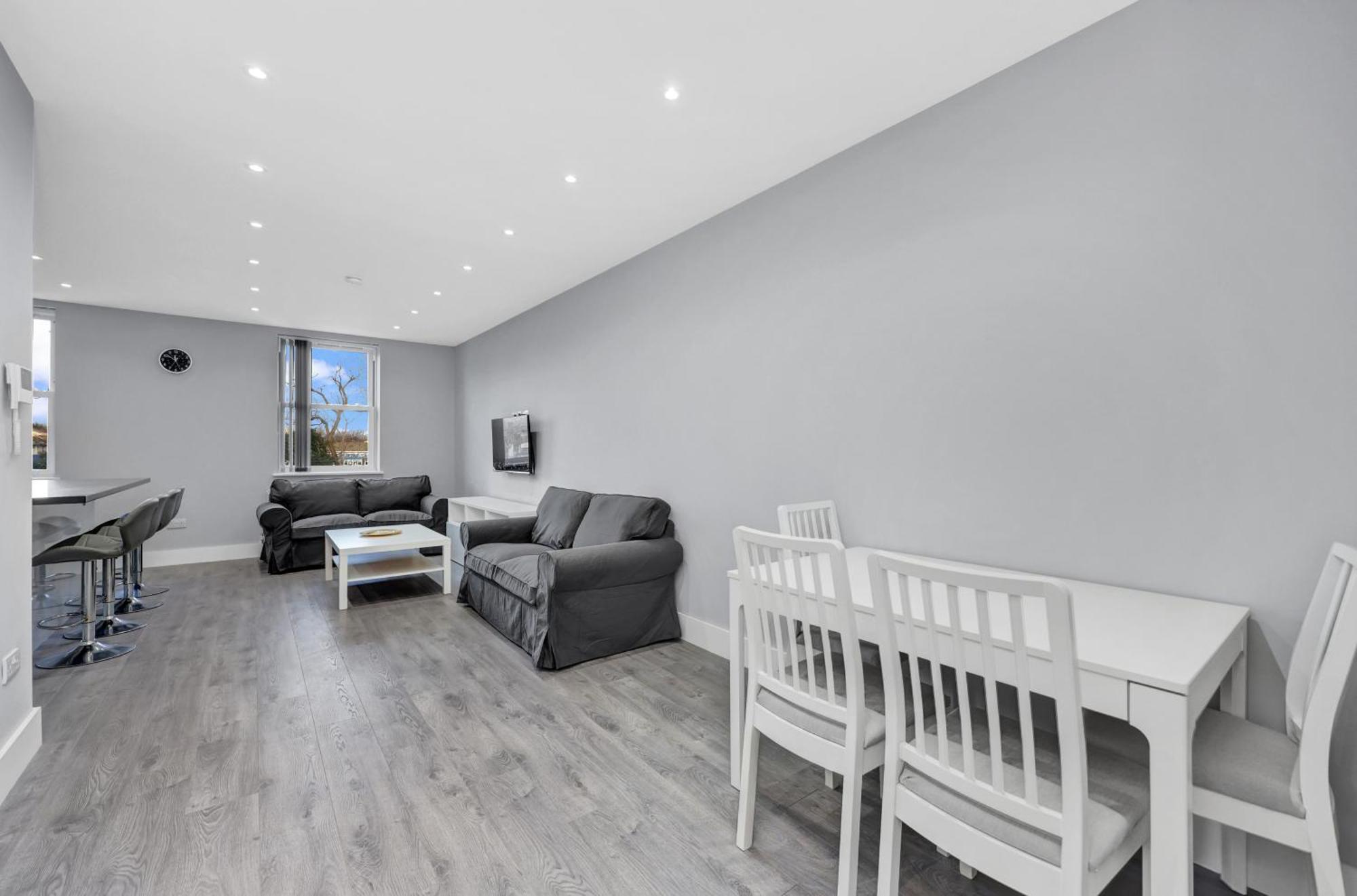 Your Cosy Modern 2 Double Bedroom Full Kitchen & Parking 5 Min Walk To Station Londres