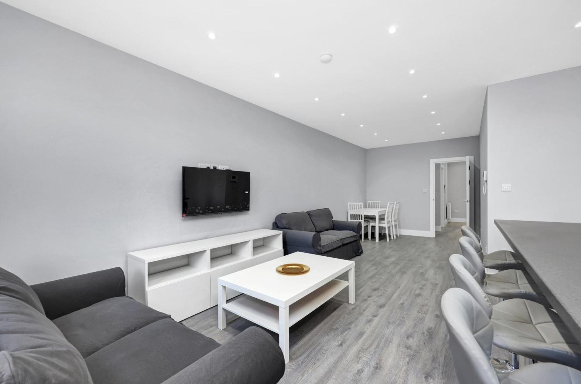 Your Cosy Modern 2 Double Bedroom Full Kitchen & Parking 5 Min Walk To Station *
