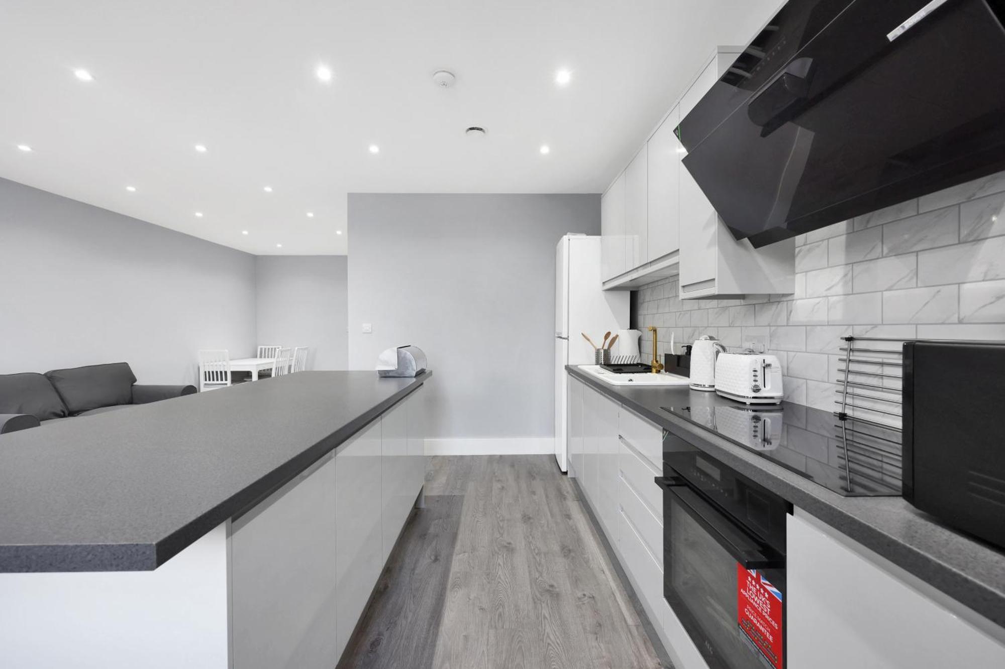 Your Cosy Modern 2 Double Bedroom Full Kitchen & Parking 5 Min Walk To Station