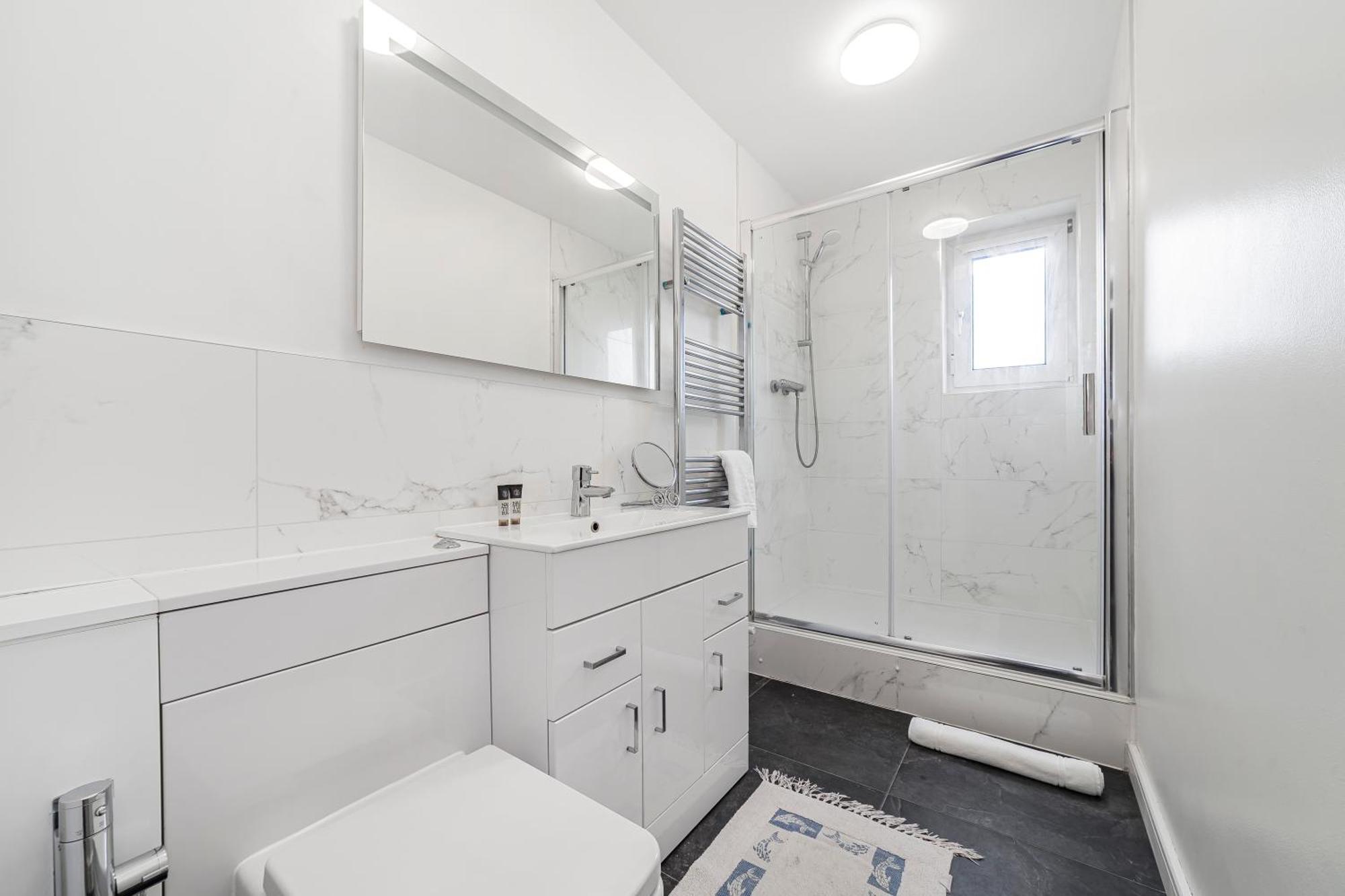 Penthouse 1br Flat Wbalcony & View, Walworth * London