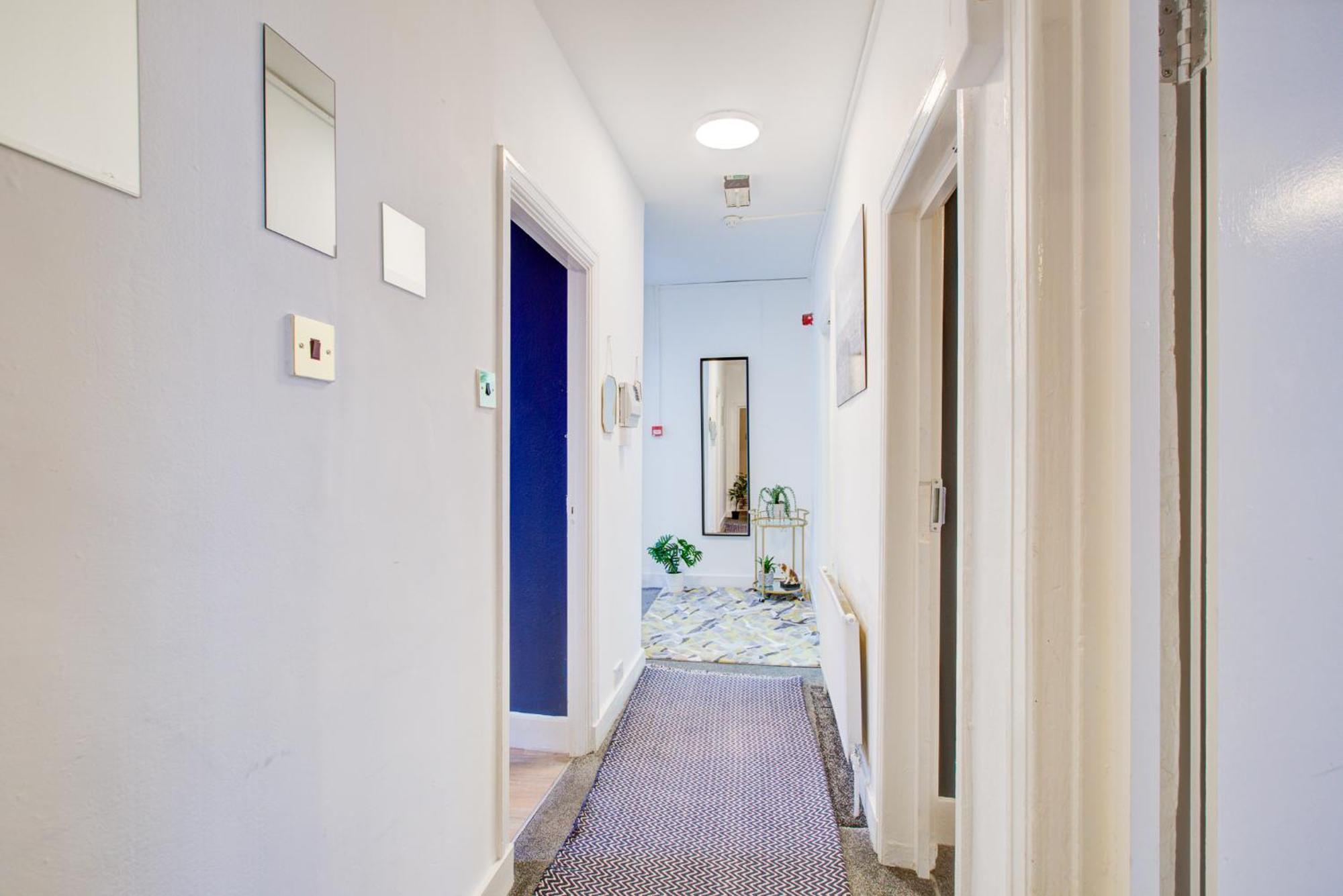 Apartment 2 Bedroom And Living In