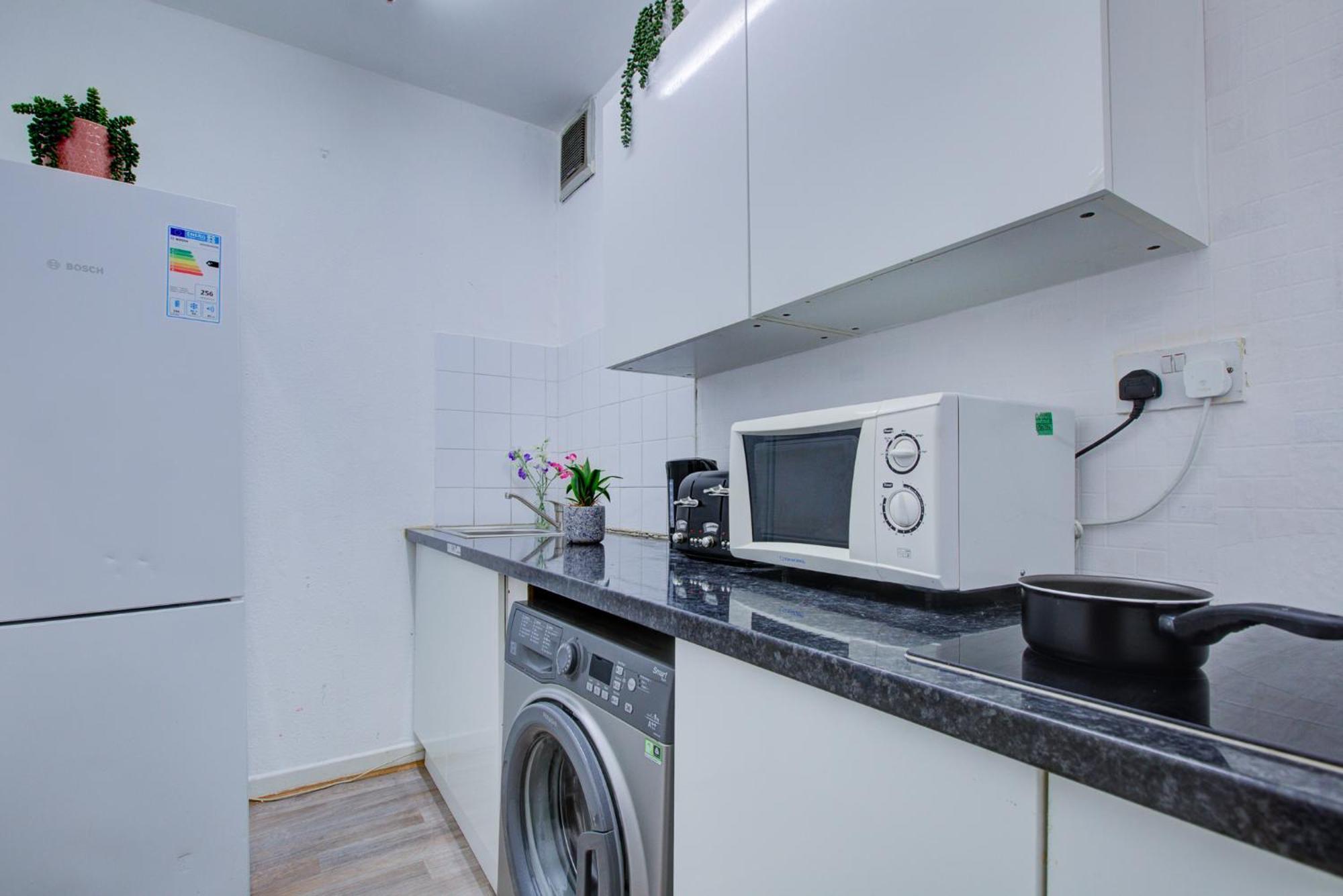 Apartment 2 Bedroom And Living In *