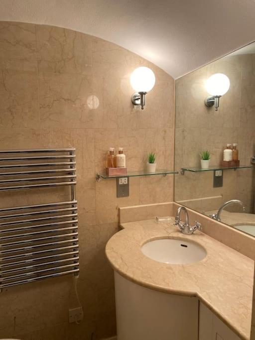 Spacious Flat In The Desirable Area Of Apartamento