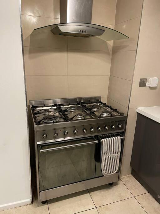 2 Bedrooms In Plaistow Near Tube To Apartment *