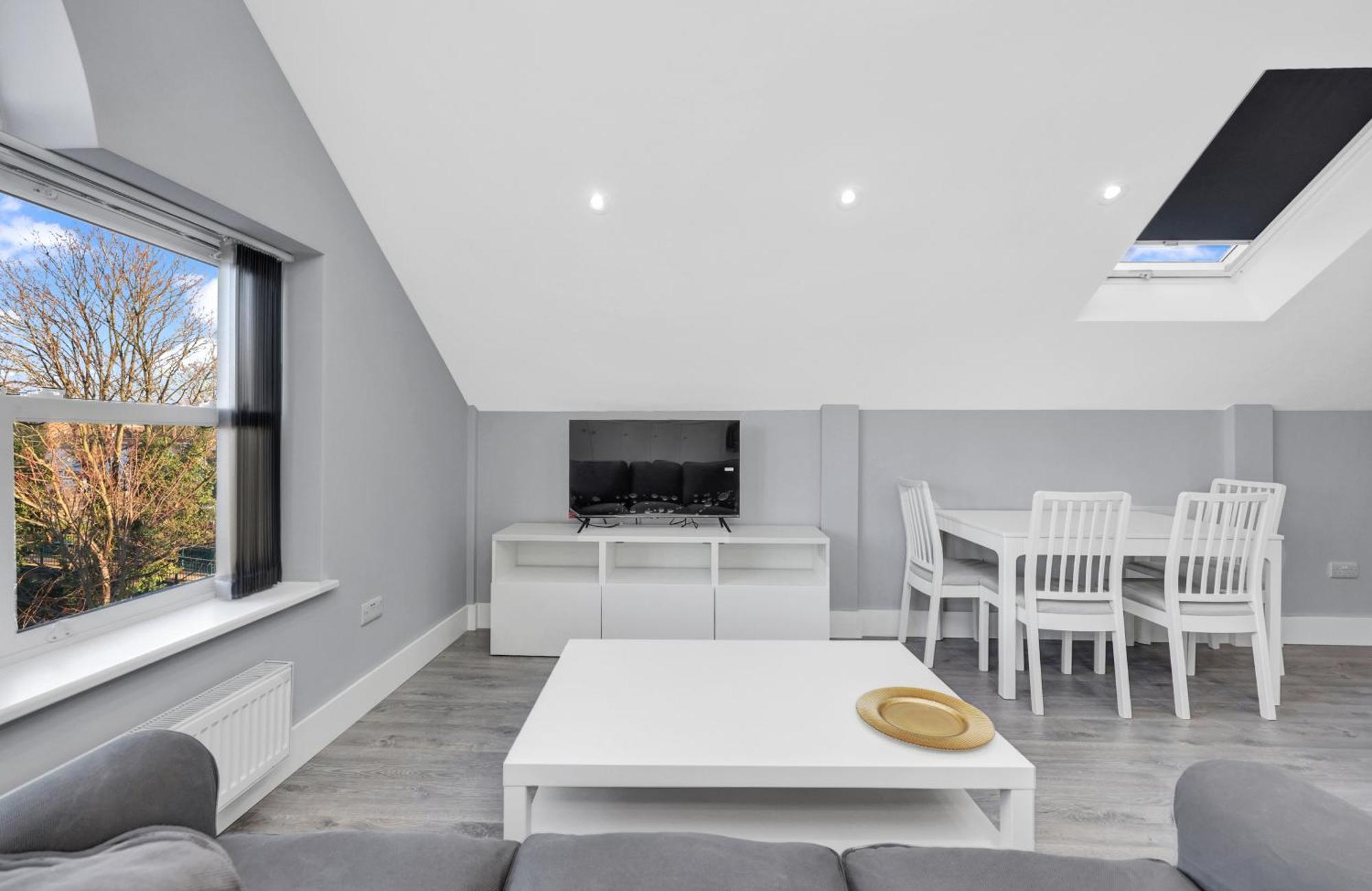 Your Cosy Modern 2 Double Bedroom Flat Fully Furnished - 5 Mins Walk To Stn Flat 4 *