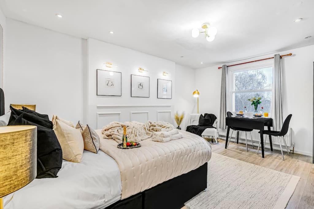 Serene With Garden View - Cozy Retreat For Couples & Solo Travellers Apartamento Londres