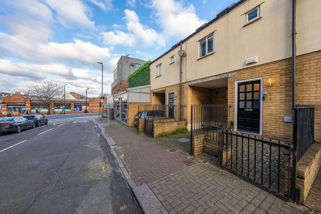 4 Beds - Tooting - 20 Min To - Free Parking Ferienhaus London