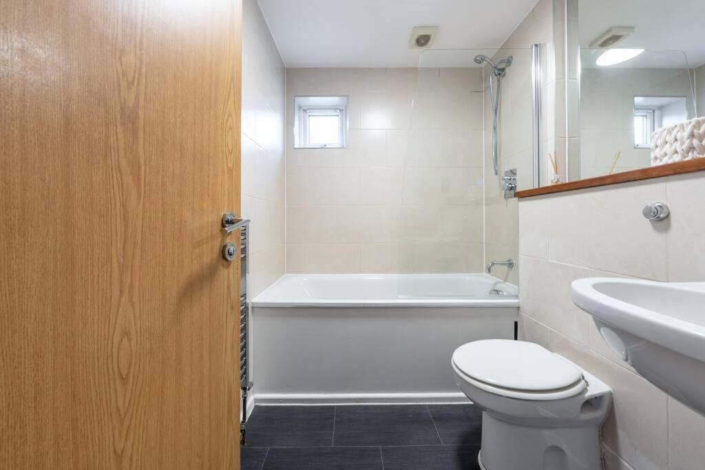 4 Beds - Tooting - 20 Min To - Free Parking * London