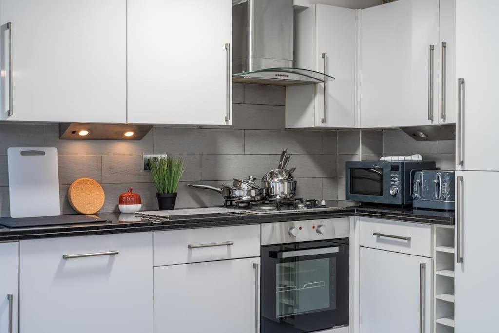 4 Beds - Tooting - 20 Min To - Free Parking Ferienhaus London