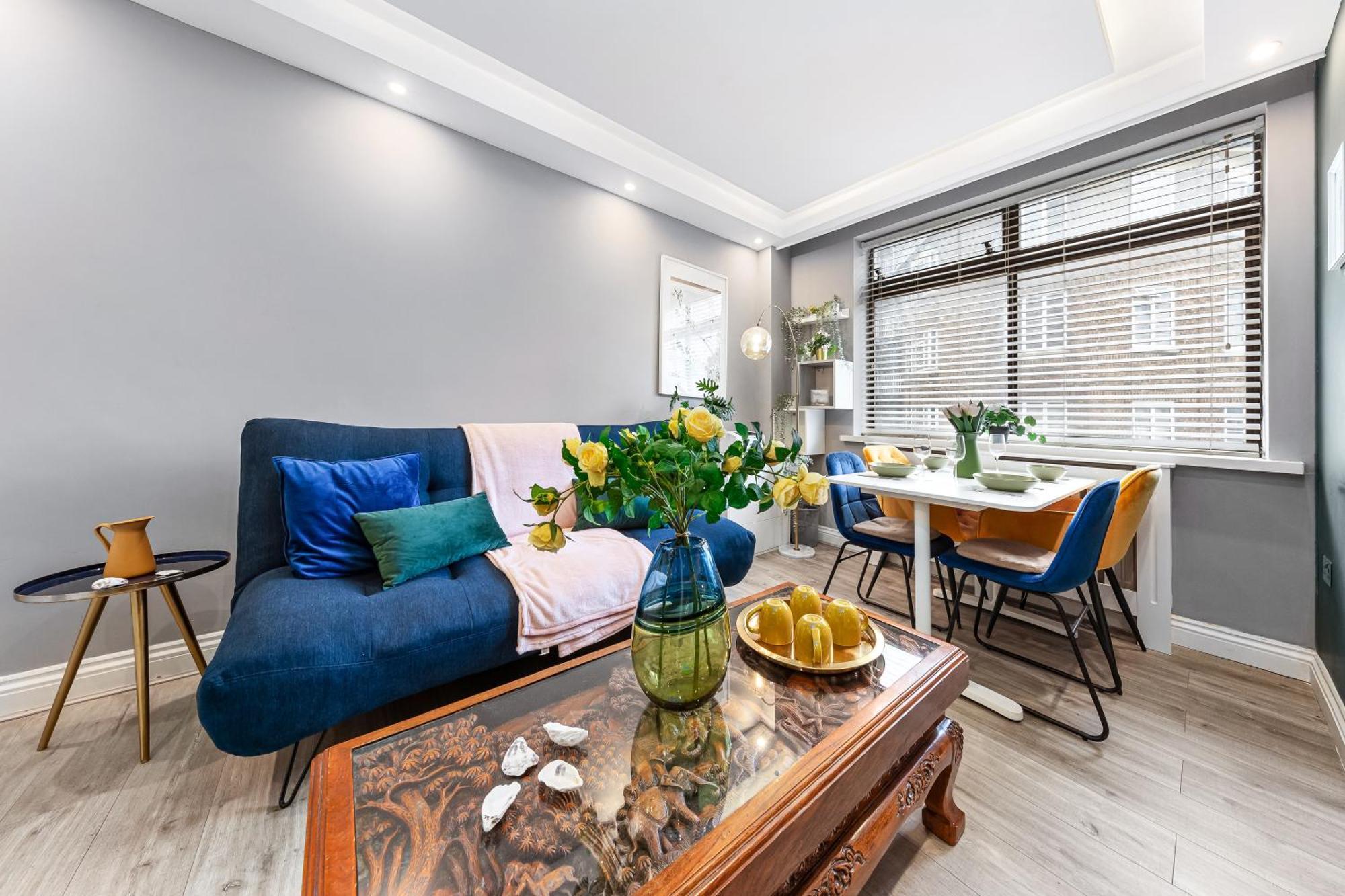 Stylish, Fully Equipped Beside Hyde Park Apartment