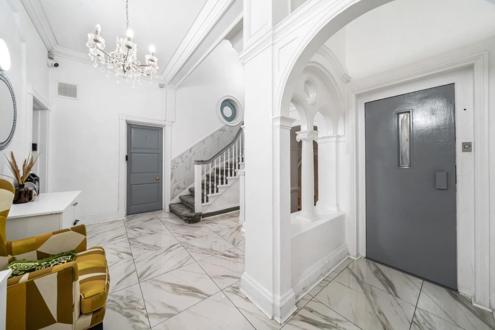 Oxford Street Chic Retreat - Unparalleled Elegance And Urban Comfort! Gc1 *